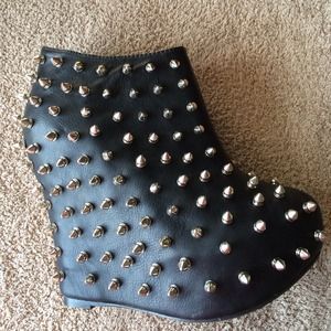 Privileged by J.C. Dossier spiked wedge booties
