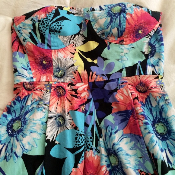 CANDIE'S STRAPLESS FLORAL - Picture 2 of 3