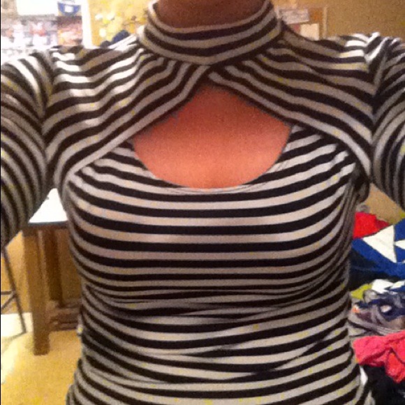 Shirt with peeped neck and low turtle neck