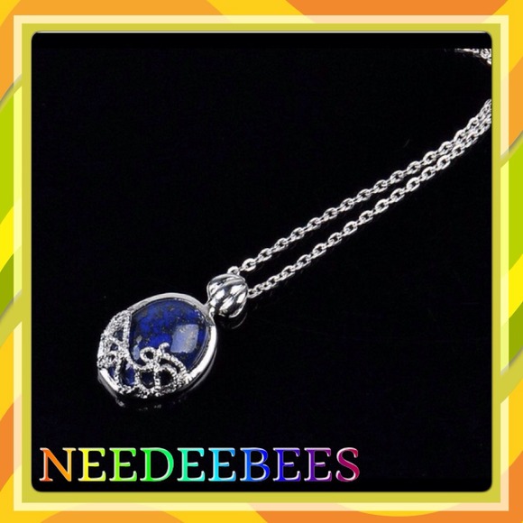 Jewelry - Blue pendant necklace
