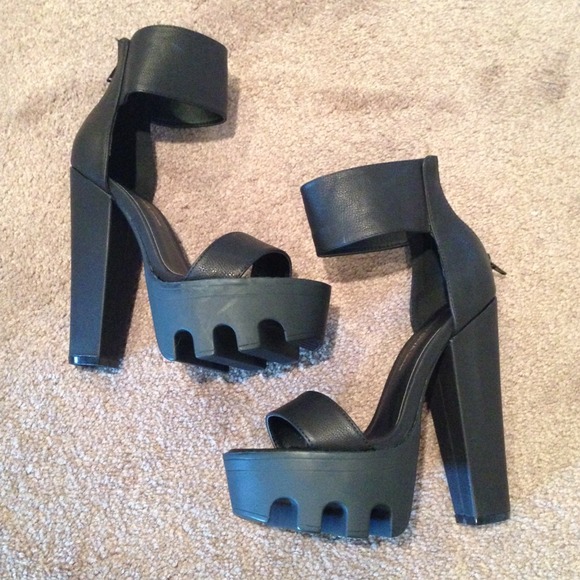 ❌SOLD❌ Wild Diva Vive-04 Chunky Platform Heels - Picture 2 of 4