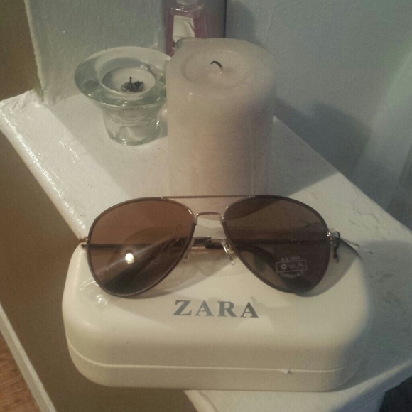 Aviator style sunglasses