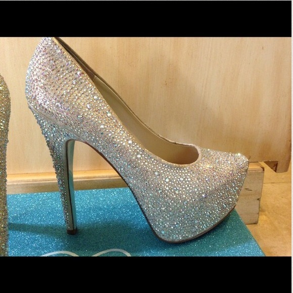 💙BRAND NEW BETSY JOHNSON HEELS💙 WILL NEGOTIATE