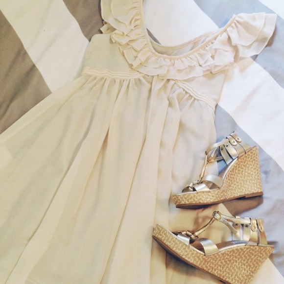 Minuet Dresses & Skirts - 🚫SOLD🚫 Minuet cream hi-low ruffle dress