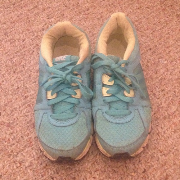 Nike dual fusion turquoise tennis shoes