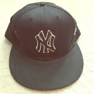NEW ERA black New York fitted hat