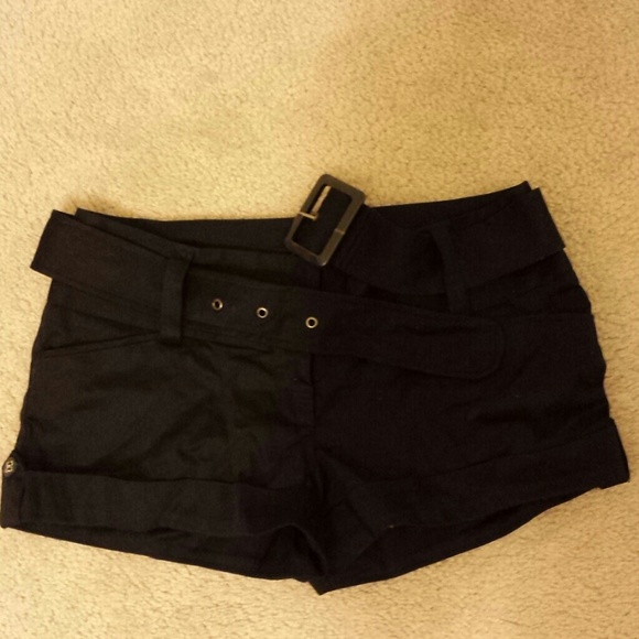 GUESS short with belt