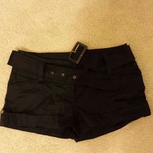 GUESS short with belt