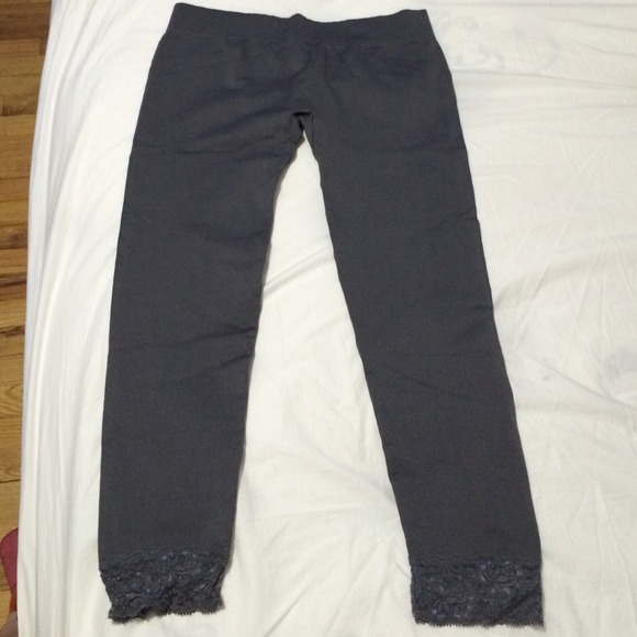 Grey short leggings with lace
