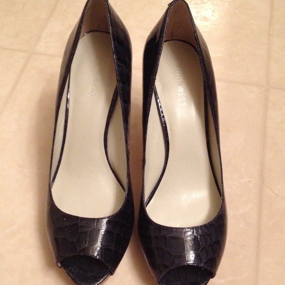 Nine West Navy/Blue Peep Toe Heels 8 1/2 8.5