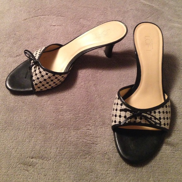 Classy patterned heeled sandals!