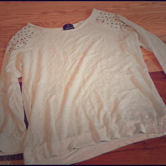 Cute off-white top w/ studded shoulders | SZ XL