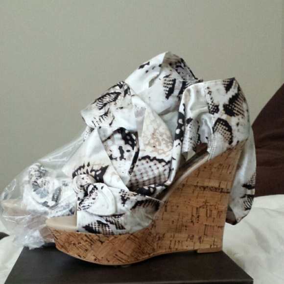 Women's wrap around wedges