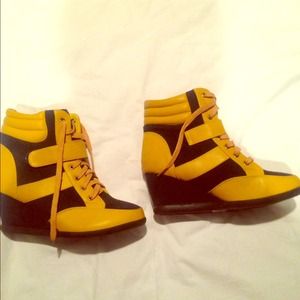 💚NEVER WORN💚 Yellow & black sneaker wedges