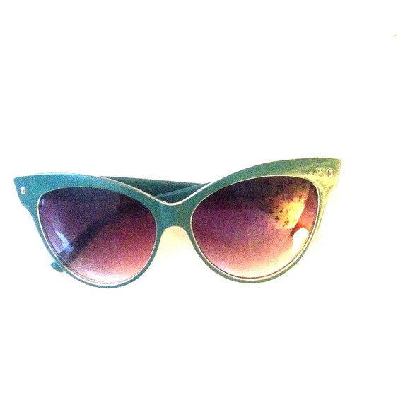 💙TRADED💙Beautiful Cat-Eyed Turquoise Sunglasses