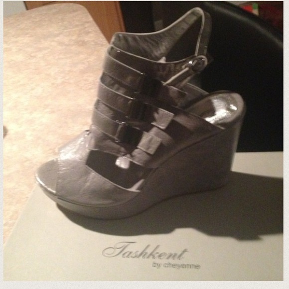 🎉HOST PICK🎉BRAND NEW WITH BOX! - Picture 2 of 3