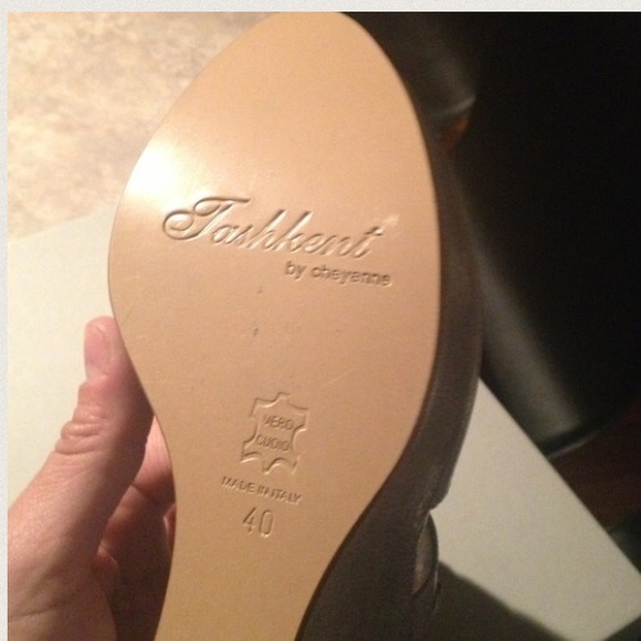 🎉HOST PICK🎉BRAND NEW WITH BOX! - Picture 3 of 3