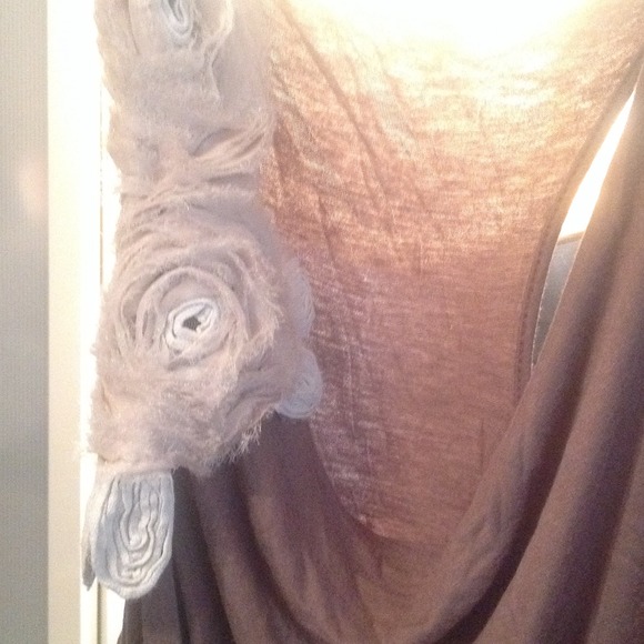 📌 Beautiful top w/vintage floral embellishment - Picture 2 of 4