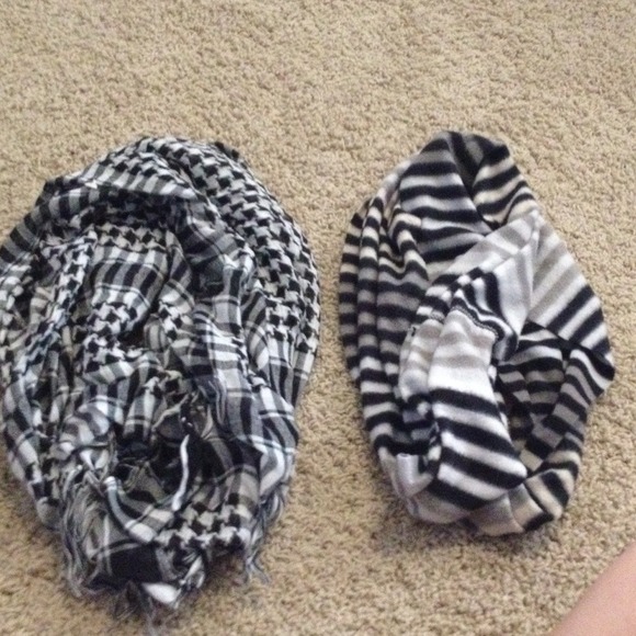 2 scarfs