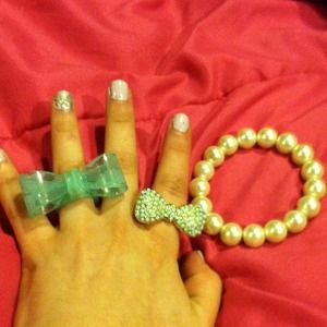 Bow rings. Faux pearl necklace.