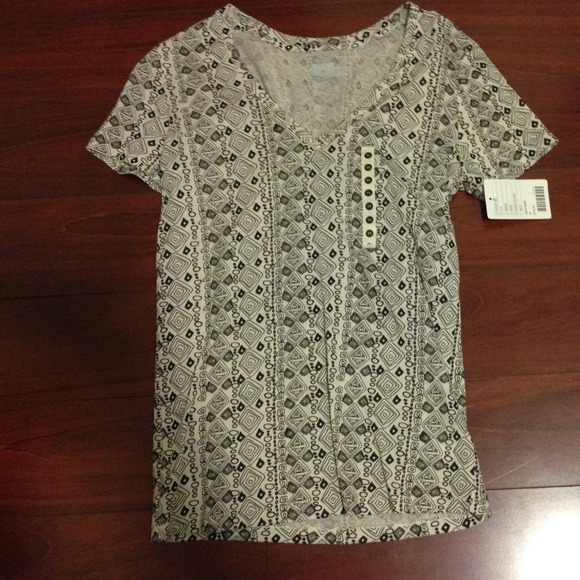 BDG patterned v neck tee