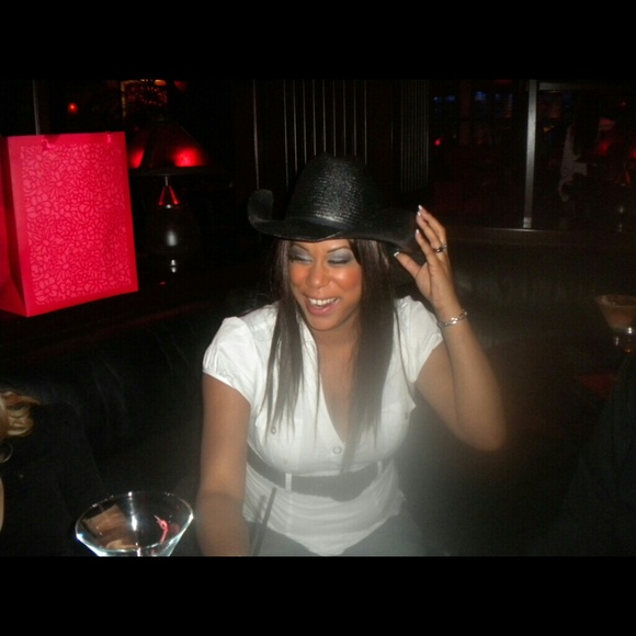 Posh Ambassador Meet your Seller. - Picture 3 of 4