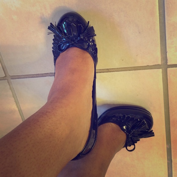 Navy blue tasseled patent leather pumps