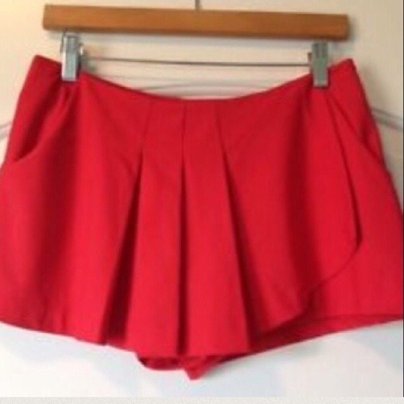 Never wore. Red Vera Wang skort. Quality Material. - Picture 2 of 3