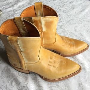 Short Frye boots - a.dor.a.ble!