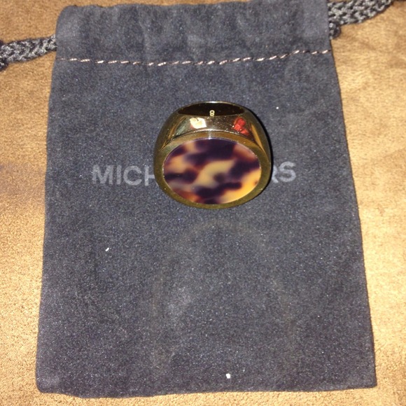 Gold and tortoise oval ring