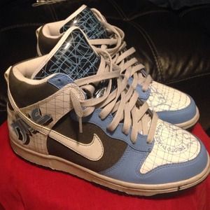 LIKE NEW NIKE DUNKS Mens 7y Womens 8.5
