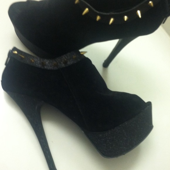 Stiletto gold spike heels sale sale