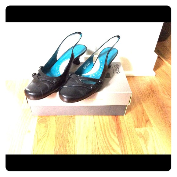 Kenneth Cole Black Pumps