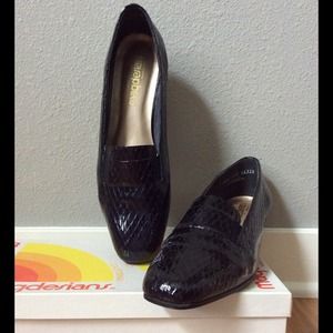 Navy Blue Croco Pumps