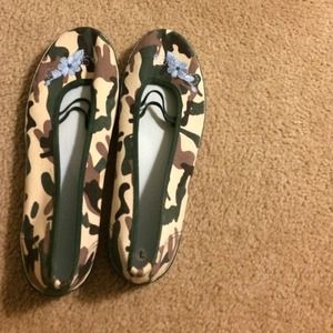 Camoflage print slip on shoes