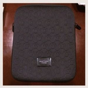 Michael Kors iPad/Tablet keep-safe in Black