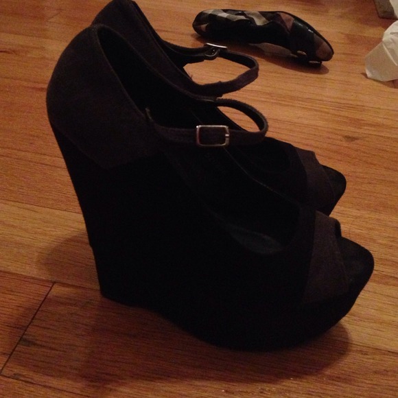 Black wedges