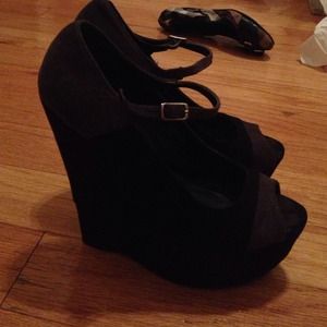 Black wedges