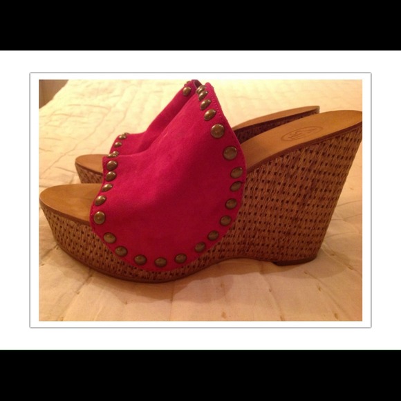 SOLD AT OUTSIDE SALE FUCHSIA LEATHER WEDGES