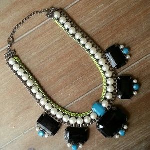 🎉HP🎉Trendy bib statement necklace black stones