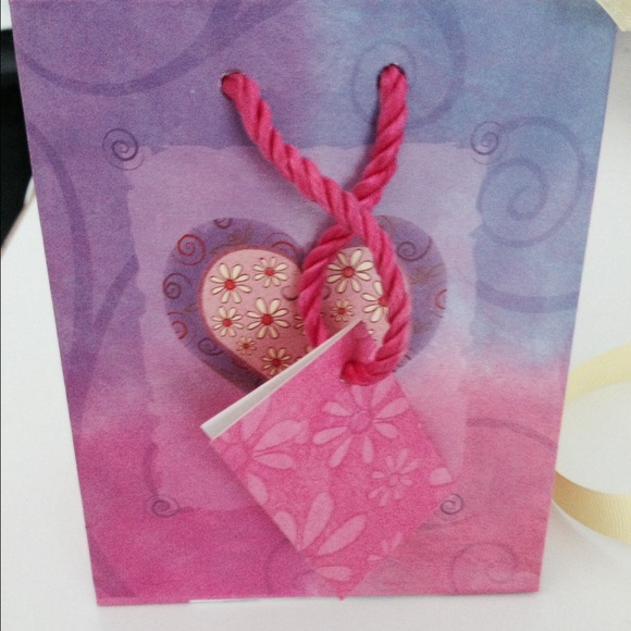 One fab gift going across the USA🎁💯 1 day ship