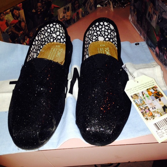 Toms size 9 with bag new with tags