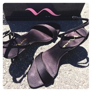 **PRICE JUST REDUCED** Nina black pumps