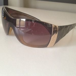 Authentic CHANEL With gold Chanel side monogram🌺