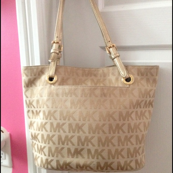Micheal Kors signature purse (NEEDS TO GO)