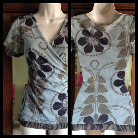 ✨New Listing✨Sweet Pea double mesh cross cross top