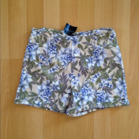 🚫SOLD🚫 Brandy Melville floral shorts NWT