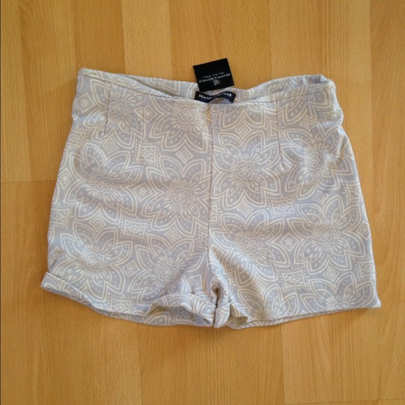 🚫SOLD🚫 Brandy Melville RARE paisley print short