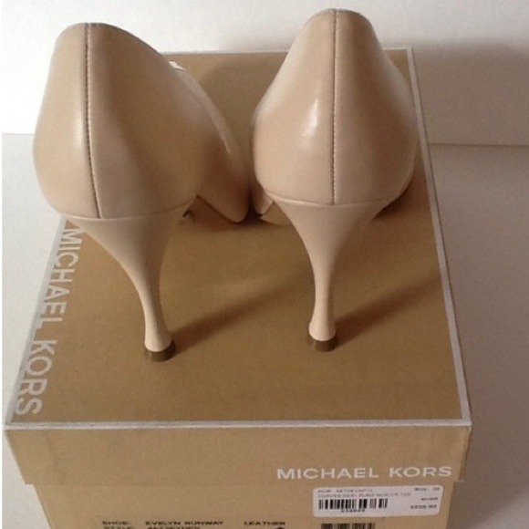 New in Box MICHAEL KORS RUNWAY Evelyn Pumps, Sz 39 - Picture 3 of 4