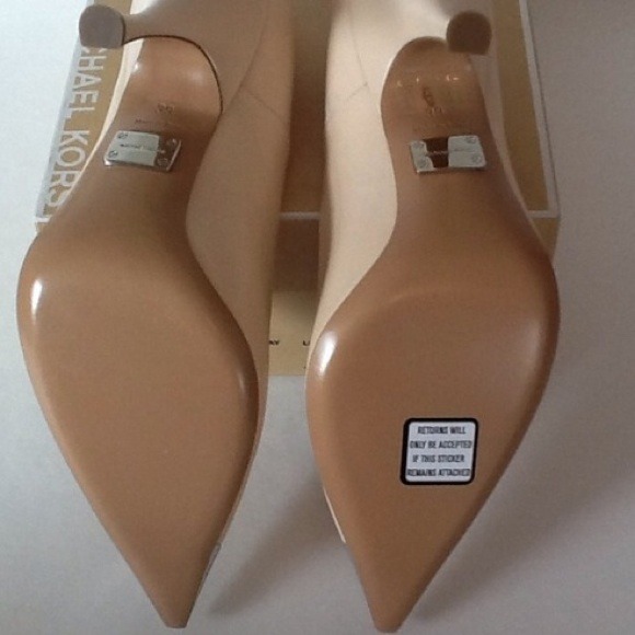 New in Box MICHAEL KORS RUNWAY Evelyn Pumps, Sz 39 - Picture 4 of 4